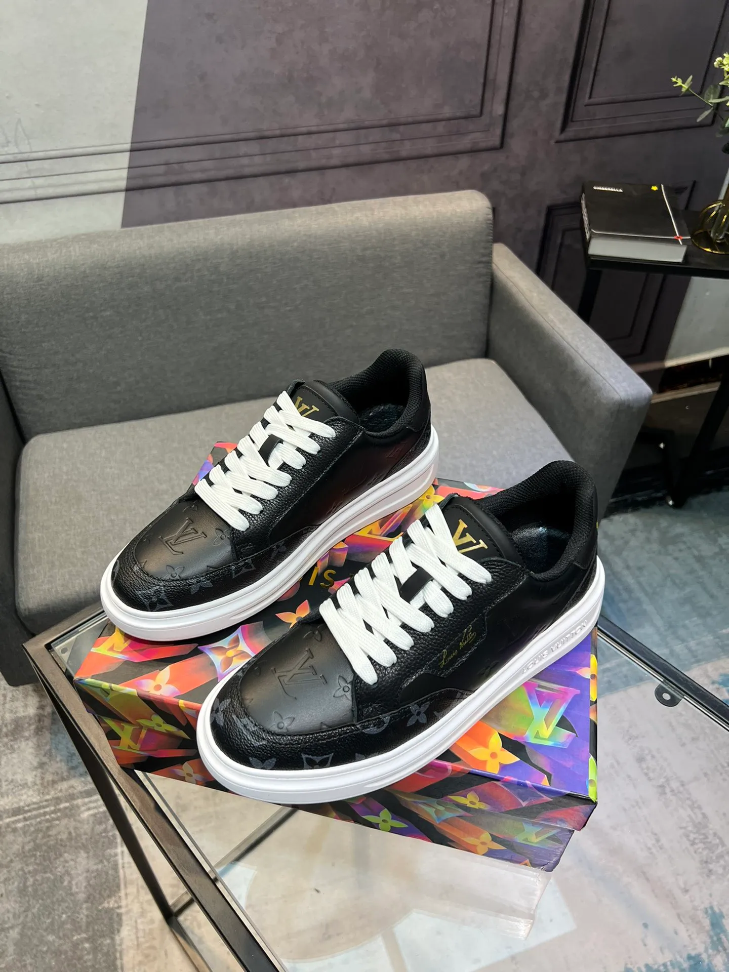 Men's Men's Shoes 💰540 LV Louis Vuitton. The latest fashionable casual shoes are popular in physical stores. The new spring and summer comfortable imported custom patent leather plus cowhide, cowhide mesh, and unique jacquard fabric element design. With sheepskin lining, Lv original base, [sun][sun] high-end packaging and high quality💪Details determine quality, welcome to compare🇮🇹Code number 38-44, 45 can be customized